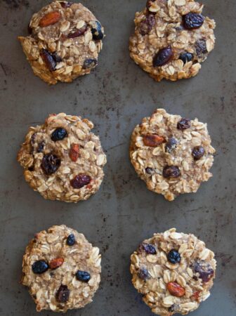 HEALTHY BANANA OATMEAL COOKIES. Gluten-free, no sugar, no fat, easy to make, healthy and delicious. Great for breakfast, school lunches and/or as a snack.