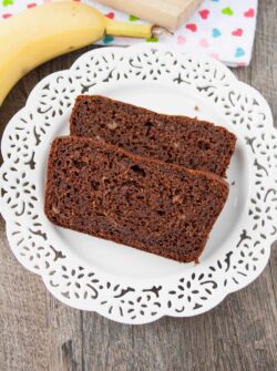 HEALTHY CHOCOLATE BANANA BREAD. Made with whole wheat flour, coconut oil, greek yogurt and honey. Totally healthy and absolutely delicious.