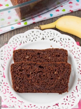 HEALTHY CHOCOLATE BANANA BREAD. Made with whole wheat flour, coconut oil, greek yogurt and honey. Totally healthy and absolutely delicious.