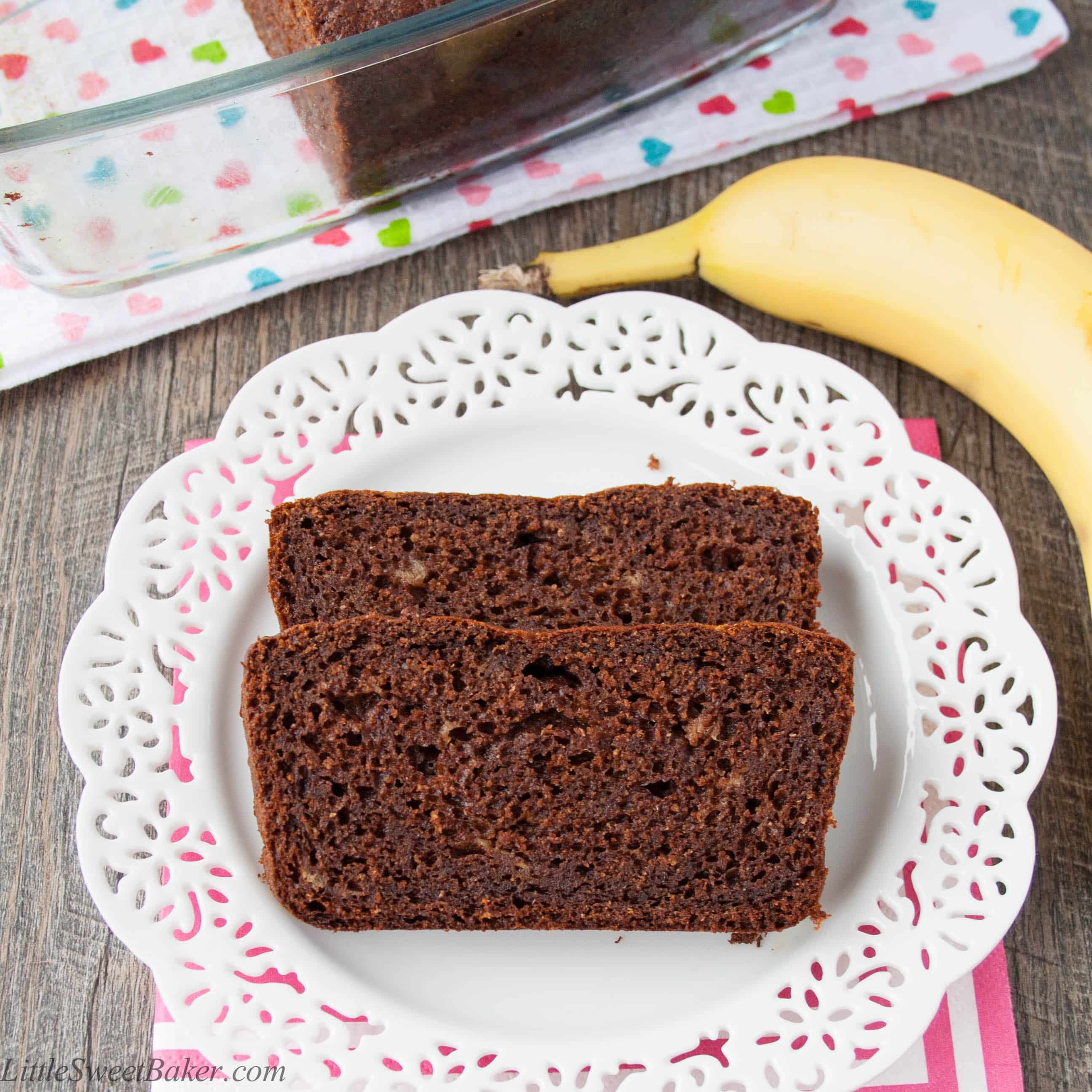 HEALTHY CHOCOLATE BANANA BREAD. Made with whole wheat flour, coconut oil, greek yogurt and honey. Totally healthy and absolutely delicious.