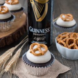Chocolatey boozy cupcakes topped with a sweet cinnamony frosting and crunchy salty pretzels. Beer + cupcakes = tasty fun!