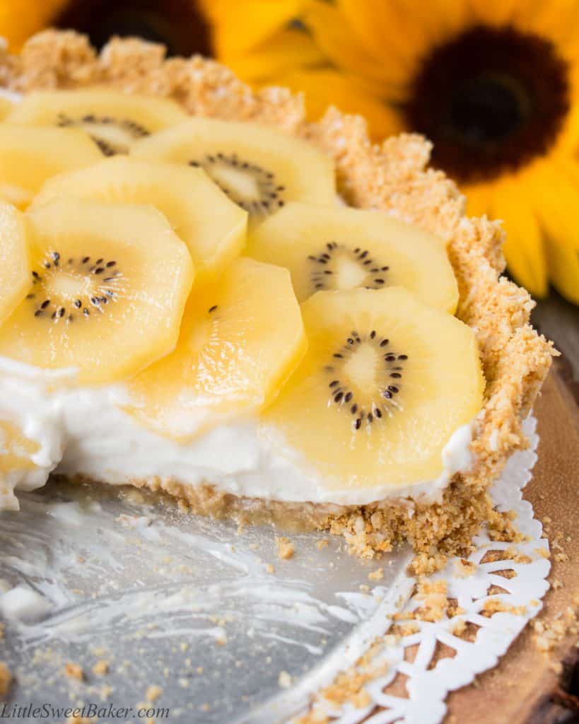 A coconut graham cracker crust topped with Greek yogurt and delicious ripe golden kiwifruit. This no-bake dessert is tasty, healthy and easy to make. {Video Recipe} #Zespri4Life #Sponsored