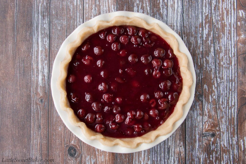 Enjoy this fabulous cherry pie all year round by using fresh, frozen or even jarred cherries with this easy and adaptable recipe. It's the best homemade cherry pie filling topped with a crunchy streusel topping and wrapped in a flaky pie crust. Cherry pie | sour cherry pie | best cherry pie | easy cherry pie | fresh cherry pie | cherry pie using frozen cherries