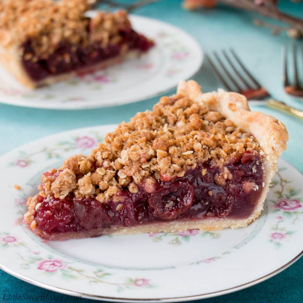 Enjoy this fabulous cherry pie all year round by using fresh, frozen or even jarred cherries with this easy and adaptable recipe. It's the best homemade cherry pie filling topped with a crunchy streusel topping and wrapped in a flaky pie crust. Cherry pie | sour cherry pie | best cherry pie | easy cherry pie | fresh cherry pie | cherry pie using frozen cherries