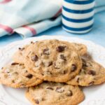 These ultra easy cookies is all made by hand and in one bowl. It only takes 10 mins to whip up these delicious chewy cookies and 10 mins to bake them - that's it! #chocolatechipcookies #easychocolatechipcookies #christmascookies #chewychocolatechipcookies