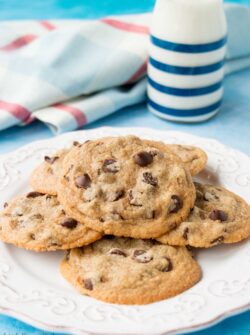 These ultra easy cookies is all made by hand and in one bowl. It only takes 10 mins to whip up these delicious chewy cookies and 10 mins to bake them - that's it! #chocolatechipcookies #easychocolatechipcookies #christmascookies #chewychocolatechipcookies