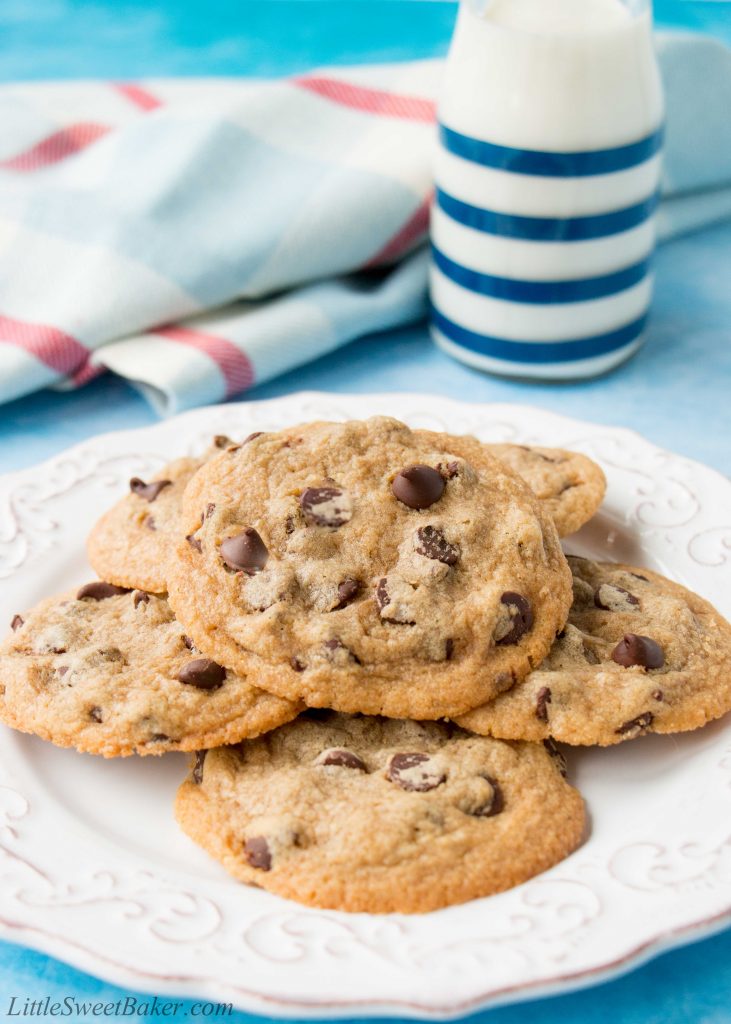 These ultra easy cookies is all made by hand and in one bowl. It only takes 10 mins to whip up these delicious chewy cookies and 10 mins to bake them - that's it! #chocolatechipcookies #easychocolatechipcookies #christmascookies #chewychocolatechipcookies