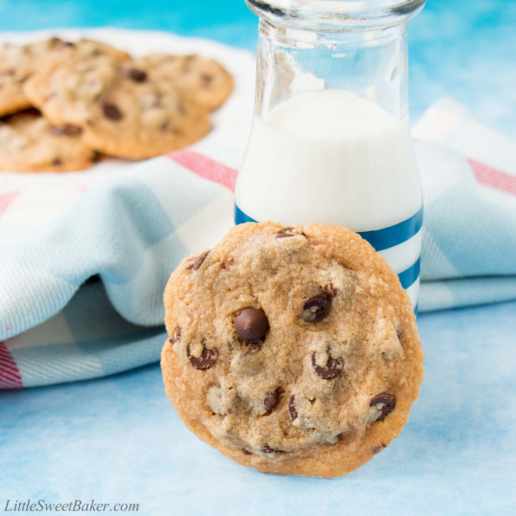 These ultra easy cookies is all made by hand and in one bowl. It only takes 10 mins to whip up these delicious chewy cookies and 10 mins to bake them - that's it! #chocolatechipcookies #easychocolatechipcookies #christmascookies #chewychocolatechipcookies