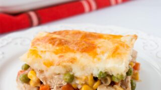 Transform almost all your leftovers into a scrumptious new meal. Use up your leftover turkey, veggies, mashed potatoes and gravy in this delicious shepherd's pie. #leftoverturkeyrecipes #leftovermashedpotatorecipes #leftovergravy #leftovervegetables