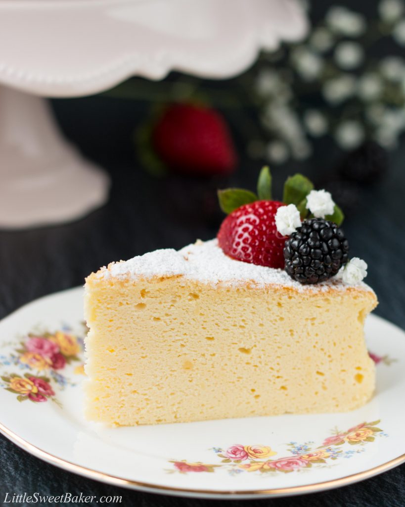 This Japanese cheesecake has the texture of a sponge cake and taste of a cheesecake. It's the best of both in one amazing dessert! #Japanesecheesecake #cottoncheesecake #fluffycheesecake #soufflecheesecake