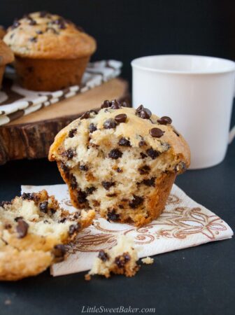 The BEST chocolate chip muffin recipe - soft, moist and fluffy, loaded with chocolate chips and a perfect crispy sky-high muffin top! Hundreds of rave review. #chocolatechipmuffins #easychocolatechipmuffins #bestchocolatechipmuffins #moistchocolatechipmuffins