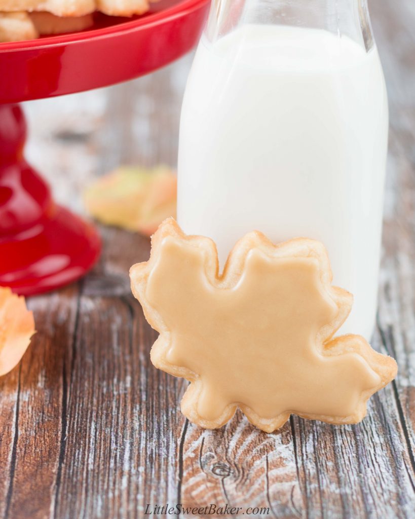 These cookies combine the rich taste of buttery shortbread with the smokey-sweet taste of maple syrup. #mapleshortbreadcookies #mapleleafcookies #CanadaDay