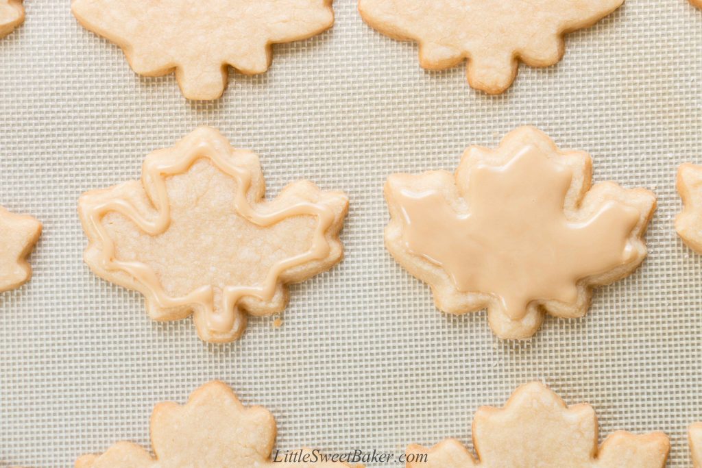 These cookies combine the rich taste of buttery shortbread with the smokey-sweet taste of maple syrup. #mapleshortbreadcookies #mapleleafcookies #CanadaDay