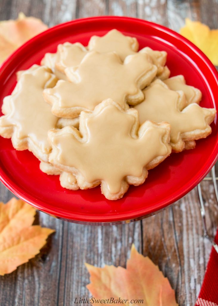 These cookies combine the rich taste of buttery shortbread with the smokey-sweet taste of maple syrup. #mapleshortbreadcookies #mapleleafcookies #CanadaDay