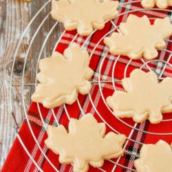 These cookies combine the rich taste of buttery shortbread with the smokey-sweet taste of maple syrup. #mapleshortbreadcookies #mapleleafcookies #CanadaDay