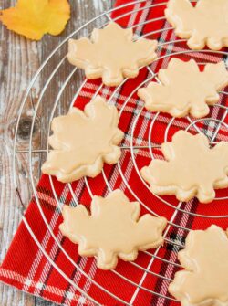 These cookies combine the rich taste of buttery shortbread with the smokey-sweet taste of maple syrup. #mapleshortbreadcookies #mapleleafcookies #CanadaDay