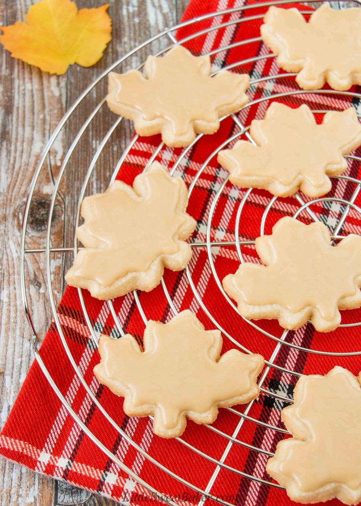 These cookies combine the rich taste of buttery shortbread with the smokey-sweet taste of maple syrup. #mapleshortbreadcookies #mapleleafcookies #CanadaDay