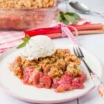A sweet and tangy rhubarb filling topped with a crunchy brown sugar and oat streusel. #rhubarbcrisp #easyrhubarbcrisp #bestrhubarbcrisp