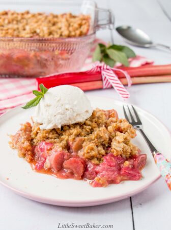 A sweet and tangy rhubarb filling topped with a crunchy brown sugar and oat streusel. #rhubarbcrisp #easyrhubarbcrisp #bestrhubarbcrisp