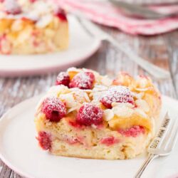 This croissant bread pudding is a perfect breakfast treat. It's warm, rich and buttery with a soft-silky texture. #croissantbreadpudding #breakfast #croissantpudding #breadandbutterpudding