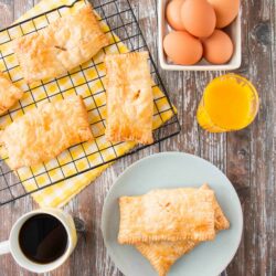 Make breakfast a breeze with these easy-to-prepare breakfast hand pies filled with tasty eggs, ham and cheese, all wrapped up in a flaky puff pastry shell. #breakfasthandpies #makeaheadbreakfastrecipe #sponsored #savoryhandpies