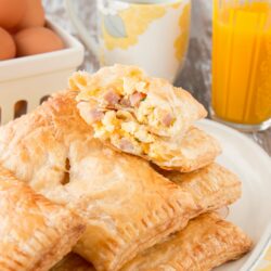 Make breakfast a breeze with these easy-to-prepare breakfast hand pies filled with tasty eggs, ham and cheese, all wrapped up in a flaky puff pastry shell. #breakfasthandpies #makeaheadbreakfastrecipe #sponsored #savoryhandpies