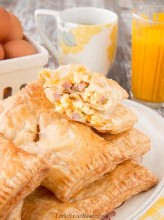 Make breakfast a breeze with these easy-to-prepare breakfast hand pies filled with tasty eggs, ham and cheese, all wrapped up in a flaky puff pastry shell. #breakfasthandpies #makeaheadbreakfastrecipe #sponsored #savoryhandpies