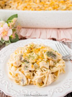 This turkey tetrazzini is creamy-cheesy good. It's filled with succulent chunks of turkey, silky mushrooms slices, onions, and spaghettini pasta baked in a creamy flavorful white sauce. #leftoverturkeyrecipe #turkeytetrazzini #turkeycasserole #pastacasserole