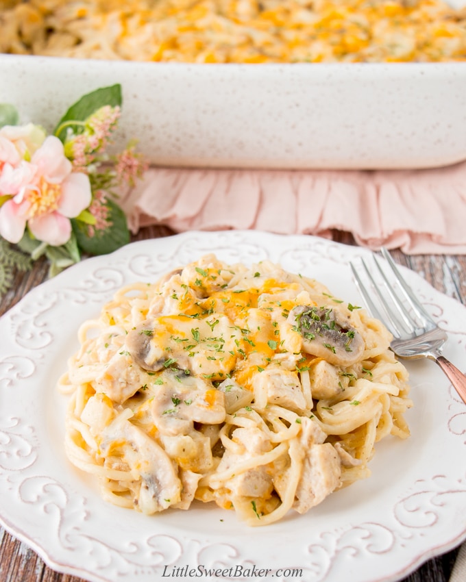 This turkey tetrazzini is creamy-cheesy good. It's filled with succulent chunks of turkey, silky mushrooms slices, onions, and spaghettini pasta baked in a creamy flavorful white sauce. #leftoverturkeyrecipe #turkeytetrazzini #turkeycasserole #pastacasserole