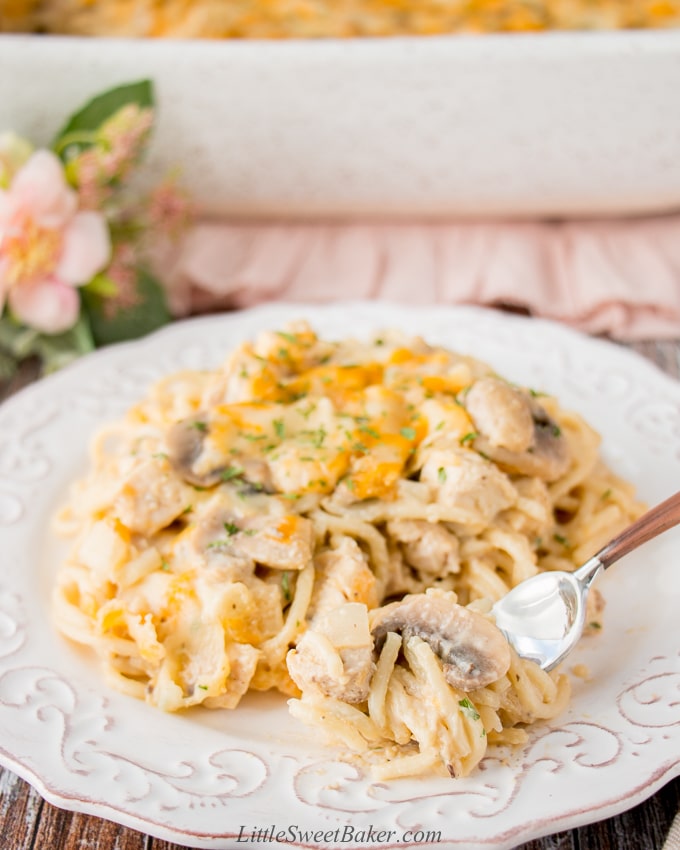 This turkey tetrazzini is creamy-cheesy good. It's filled with succulent chunks of turkey, silky mushrooms slices, onions, and spaghettini pasta baked in a creamy flavorful white sauce. #leftoverturkeyrecipe #turkeytetrazzini #turkeycasserole #pastacasserole