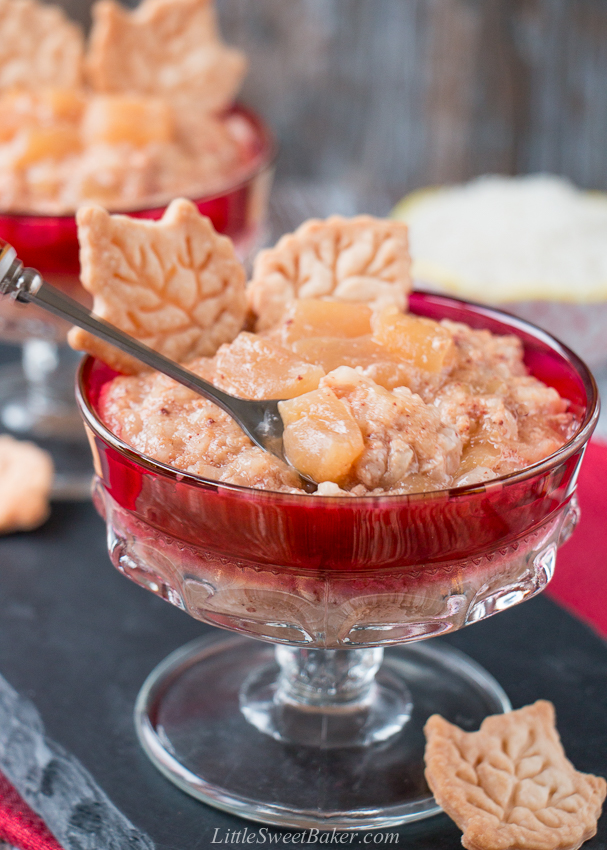 All the flavors of an apple pie in a creamy rice pudding. Can be made in an Instant Pot/pressure cooker or stovetop method. #applecinnamon #ricepudding #recipe #Ad #cookwithrice