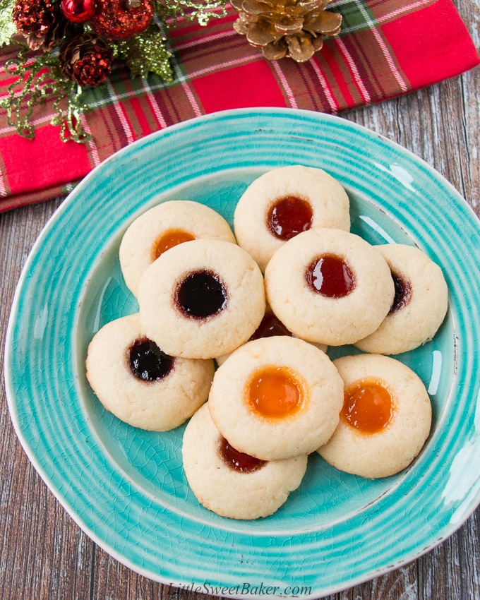 This classic holiday cookies is buttery and chewy with a delicious pocket of jam. #thumbprintcookies #Christmascookies #recipe #sugarcookie