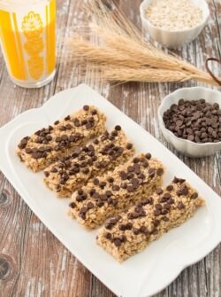 Easy no-bake homemade granola bars made with simple ingredients. So much better than store-bought. #chewygranolabars #chocolatechipgranolabars #homemadegranolabars