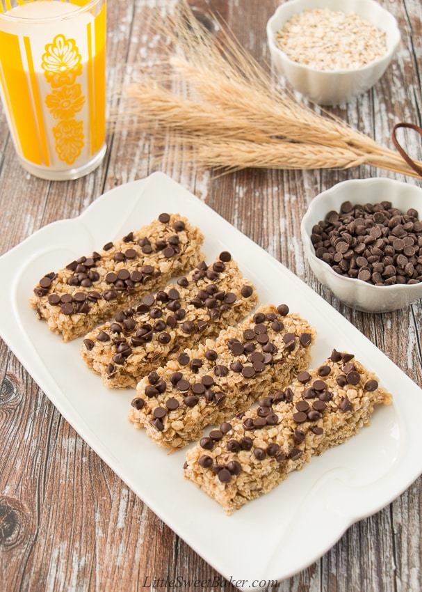 Easy no-bake homemade granola bars made with simple ingredients. So much better than store-bought. #chewygranolabars #chocolatechipgranolabars #homemadegranolabars