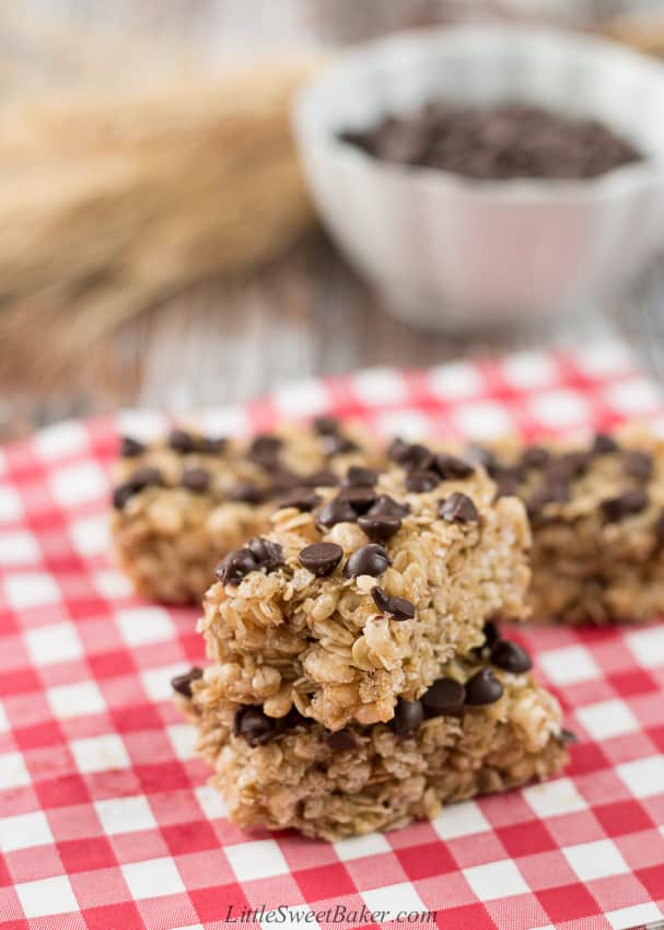 Easy no-bake homemade granola bars made with simple ingredients. So much better than store-bought. #chewygranolabars #chocolatechipgranolabars #homemadegranolabars