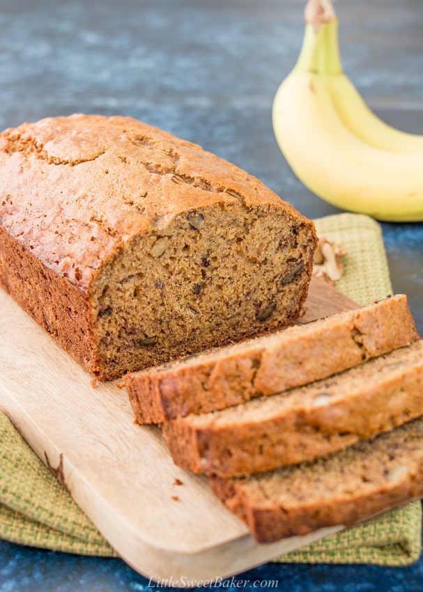 This healthy banana bread is moist, dense and naturally sweet. It's made with whole wheat flour, extra-virgin olive oil and honey for wholesome goodness without sacrificing taste. #healthybananabread #wholewheatbananabread #nosugar
