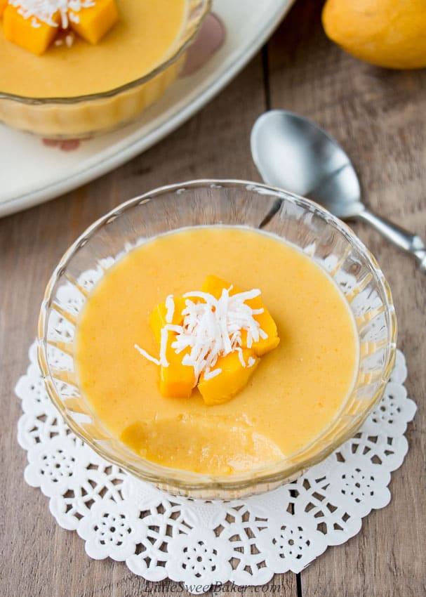 This rich and silky mango pudding is bursting with luscious mango flavor. It only take 10 minutes and 5 ingredients to make. #vegan #dairyfree #mangopudding #Chinesemangopudding