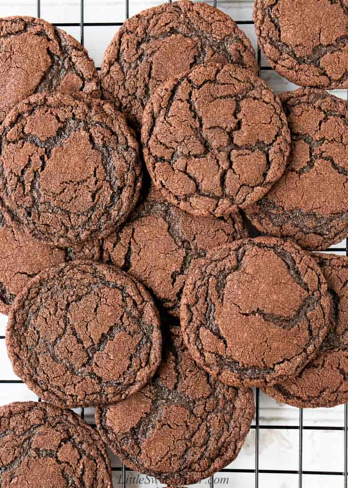 A pile of nutella cookies on a cooling rack.