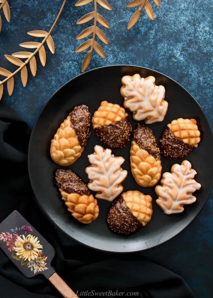 A plate of Nordic Ware Woodland cakelets.