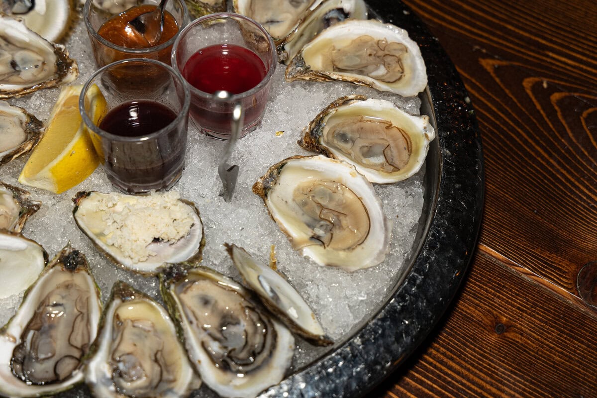 A tray of fresh oysters on ice.